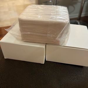 Women’s jewelry travel case.